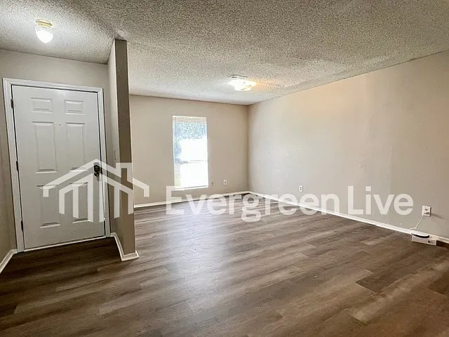 4 bed, 2.5 bath, 1945 sqft, $1,545 — Photo 2
