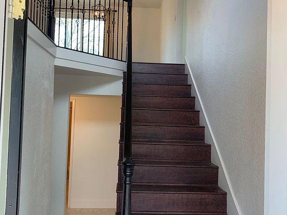 3rd image of 305 Castle Ct