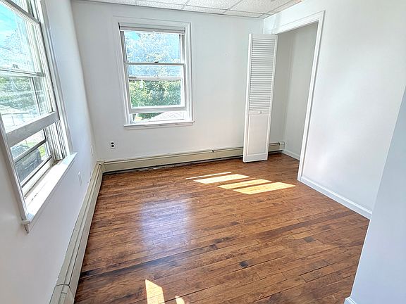 3rd image of 460 Stonybrook Rd #2