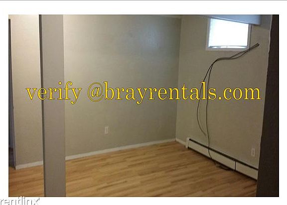 1610Elm #B-livingroom1-wm