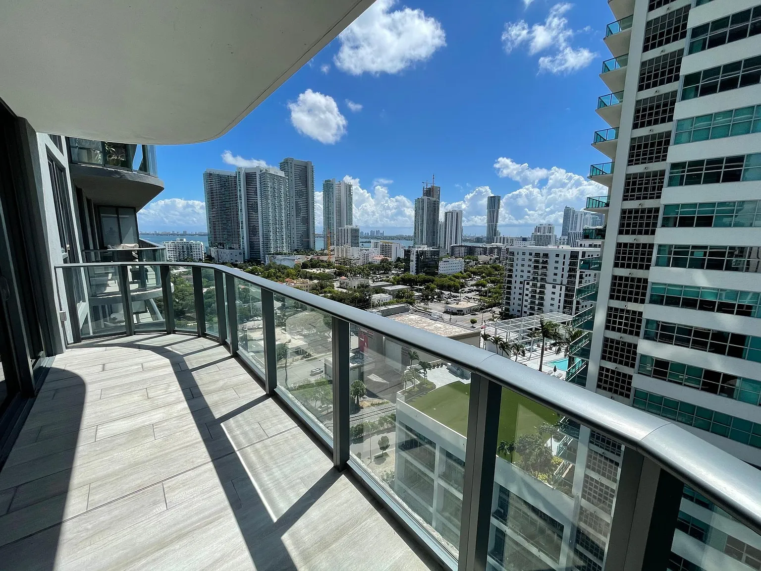 2 bed, 1000 sqft, $4,500 — Photo 3