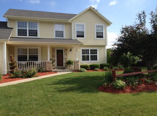 859 Laureate Dr, Pewaukee, WI 53072