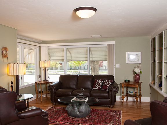 Main Living room w/built ins