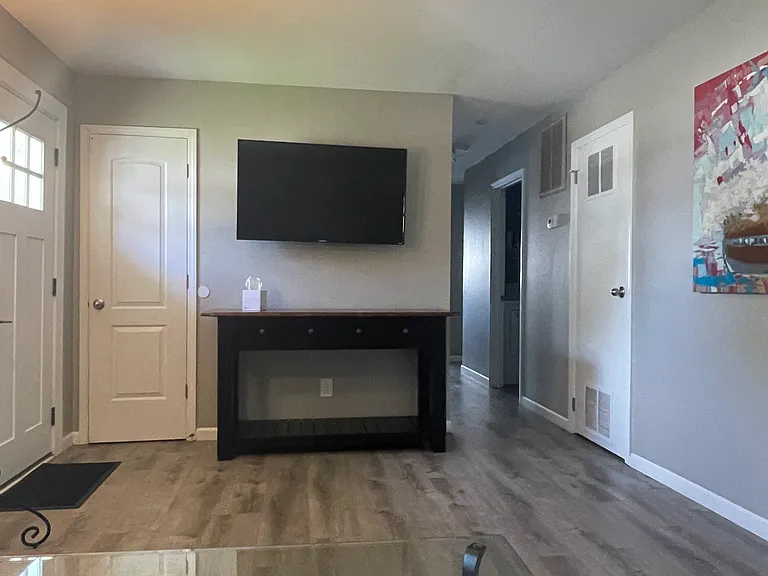 403 Alden Dr — Photo 4