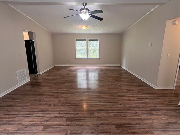 Living room/dinning room area