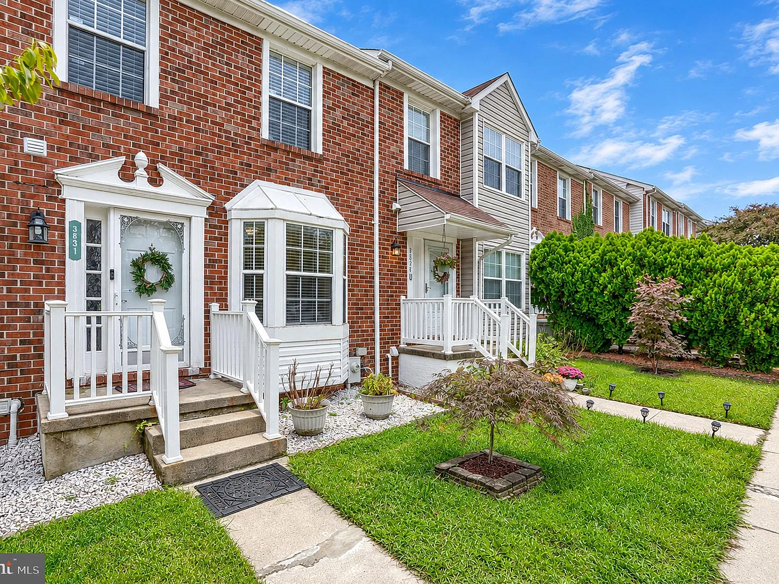 3 bed, 2.0 bath, 1152 sqft, $2,300 — Photo 2