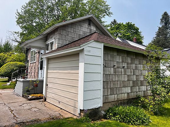 2nd image of 302 Thomas St