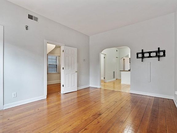 4th image of 3127 N Kenmore Ave APT 1