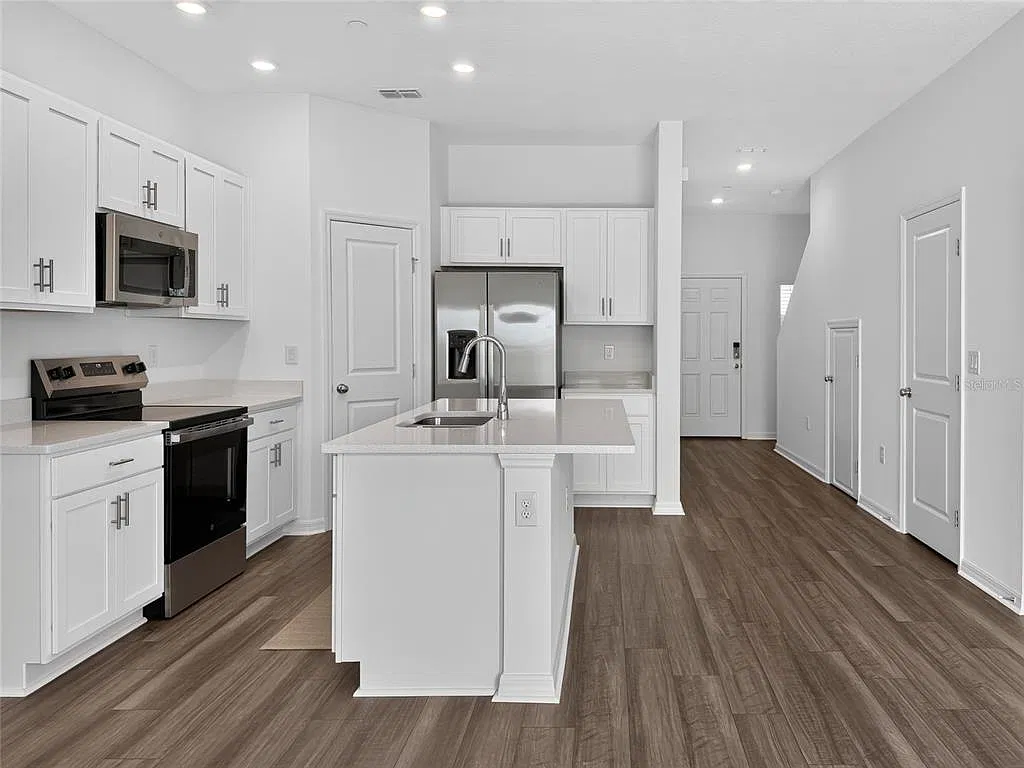 3 bed, 2.5 bath, 1285 sqft, $2,600 — Photo 3
