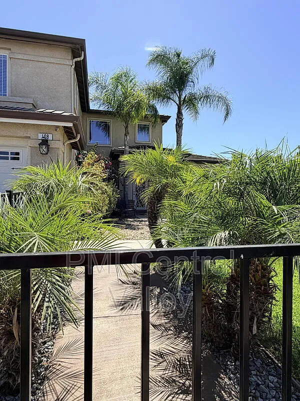 5 bed, 3.0 bath, 2572 sqft, $3,500 — Photo 3