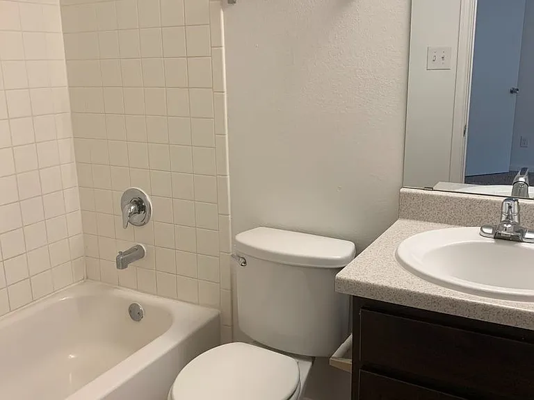 Emerald Cove Apartments — Photo 24