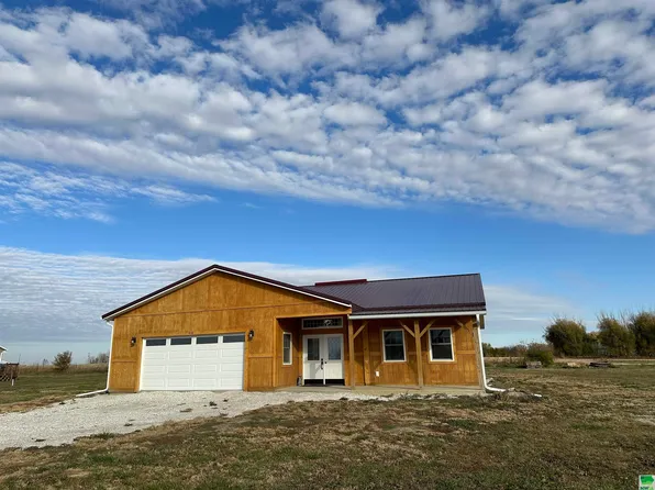 410 Sophie Dr, Newell, IA 50568