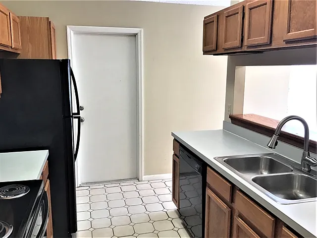 1097 Covington St — Photo 2