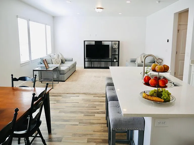 503 S Valkyries Ln — Photo 3