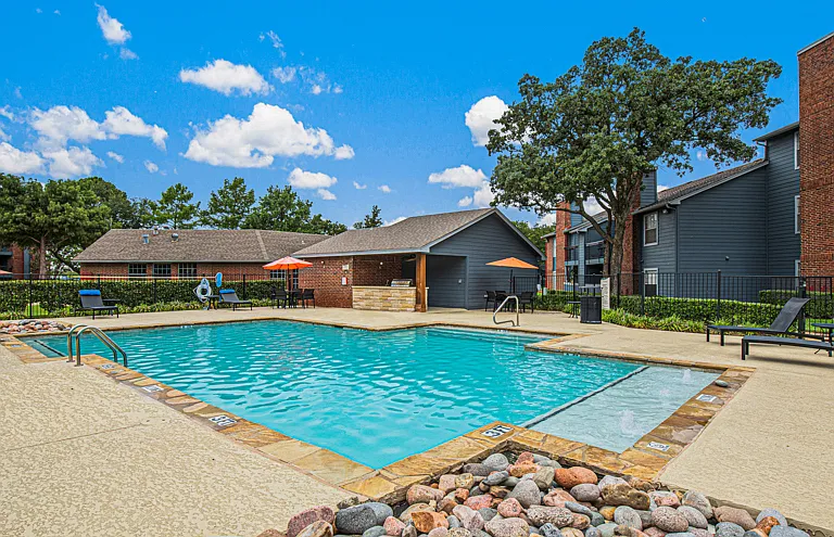Oaks of Lewisville Apartments — Photo 37