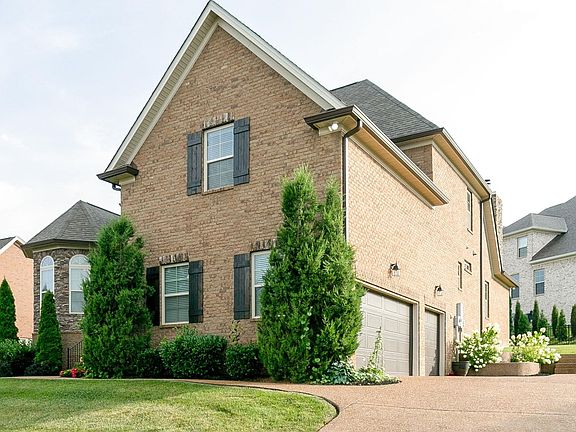 Side-Entry 3-Car Garage