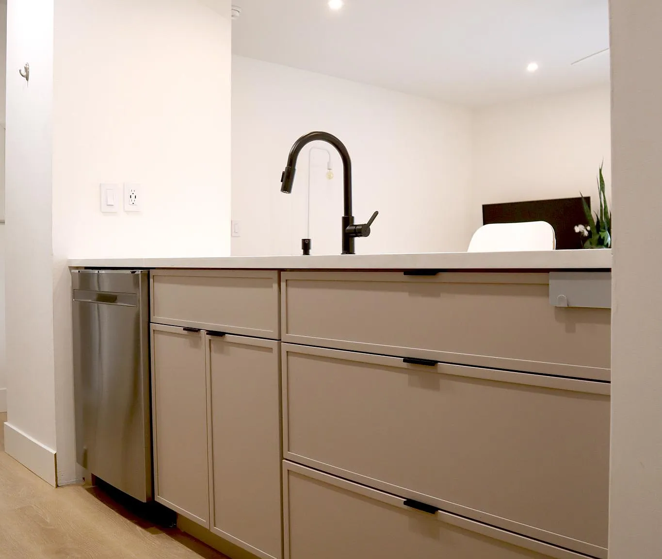1 bed, 660 sqft, $2,100 — Photo 3