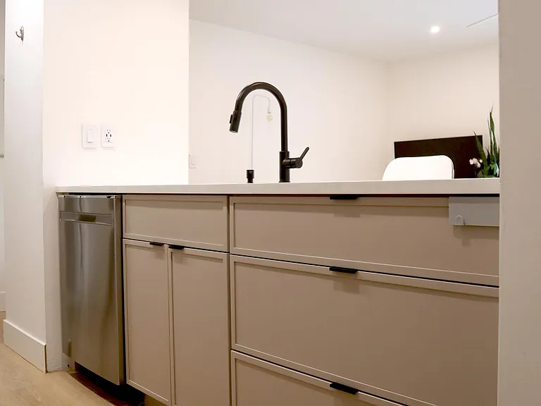 40 Norwich Pl — Photo 3