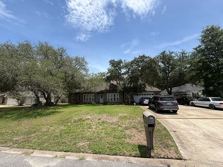60 Hampton Cir — Photo 3