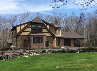 22 White Birch Ln, Carbondale, PA 18407