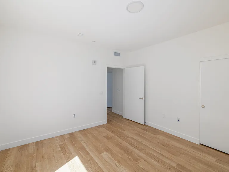 Woodlake Apartments — Photo 8