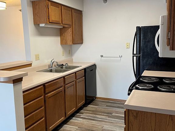 2nd image of 909 E 14th St #107