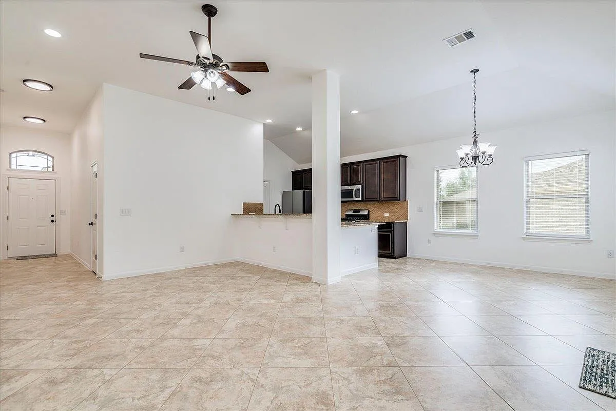 3 bed, 2.0 bath, 1559 sqft, $1,995 — Photo 4