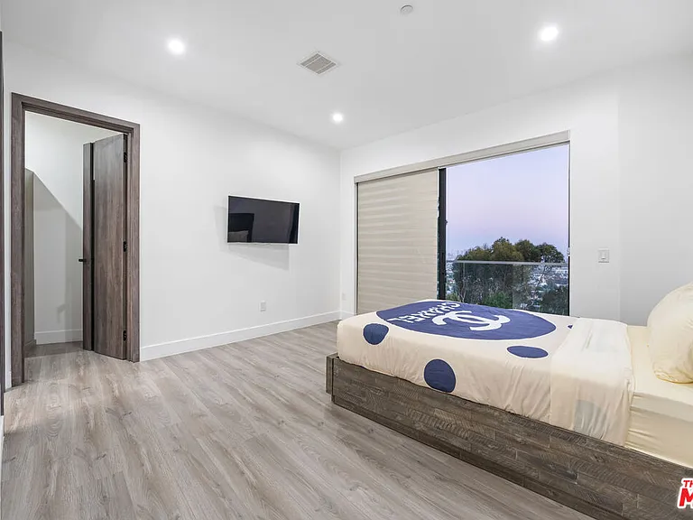 6181 Temple Hill Dr — Photo 34