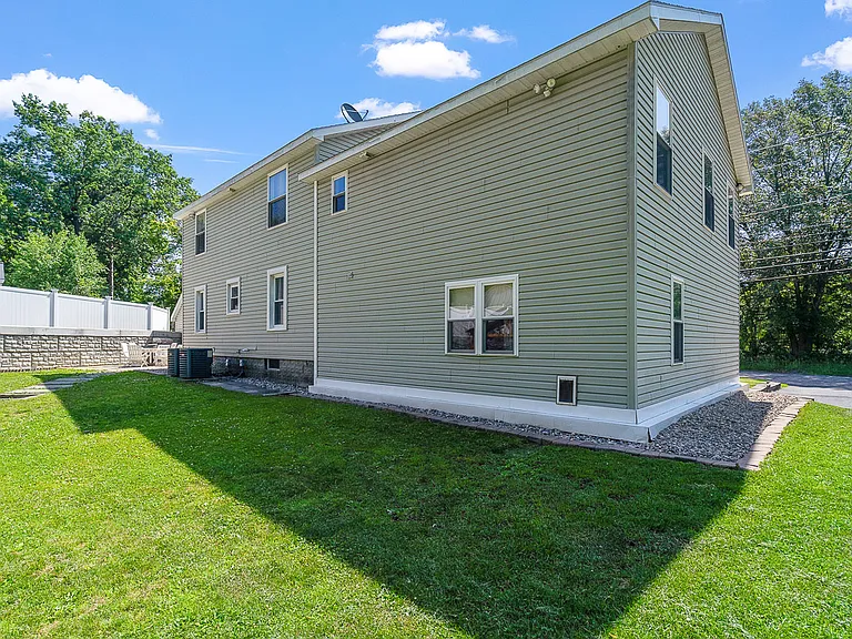 387 Maple Ave — Photo 44