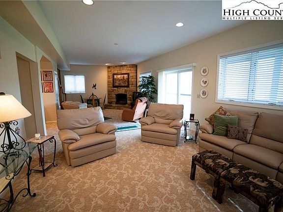 5th image of 888 Hemlock Dr