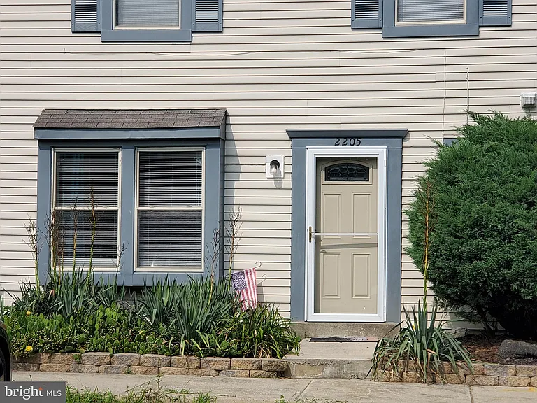 2205 Elberta Ln — Photo 5