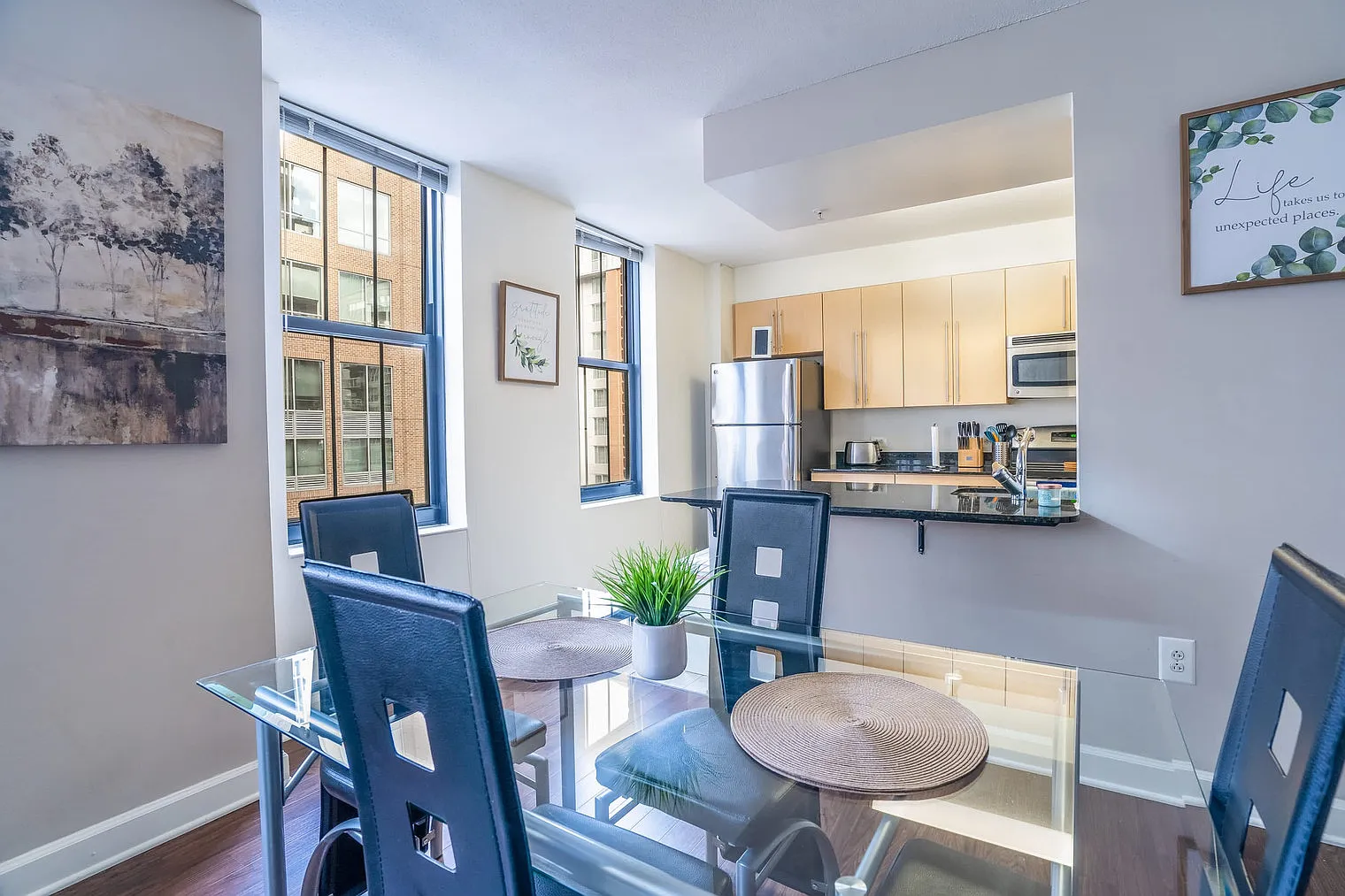 2 bed, 2.0 bath, 1097 sqft, $8,735 — Photo 3