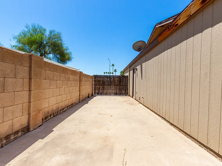 2324 E Palmcroft Dr — Photo 25
