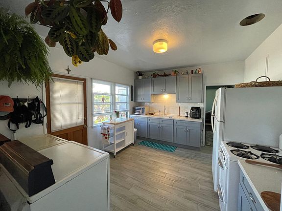 This is the other apartment we rent, it is an exact copy as the available apartment. Apartment for rent is being remodeled and will be available after April 15th.