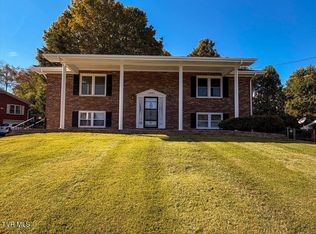 1001 Ridgefield Cir, Johnson City, TN 37601