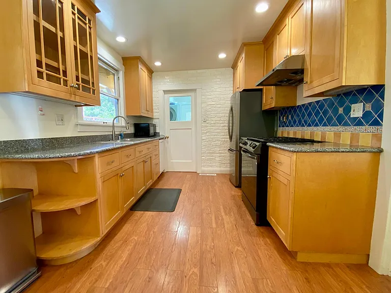 945 Marion Way — Photo 6