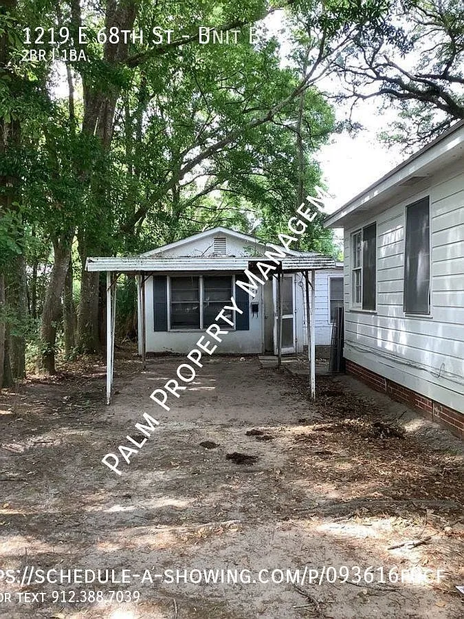 Cute 2 bedroom, 1 bathroom Carriage House apartment near Memorial Hospital and Truman Pkwy — Photo 1