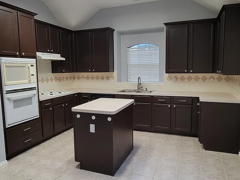 401 Colony Dr — Photo 6