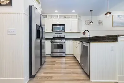 3 bed, 1300 sqft, $2,300 — Photo 3