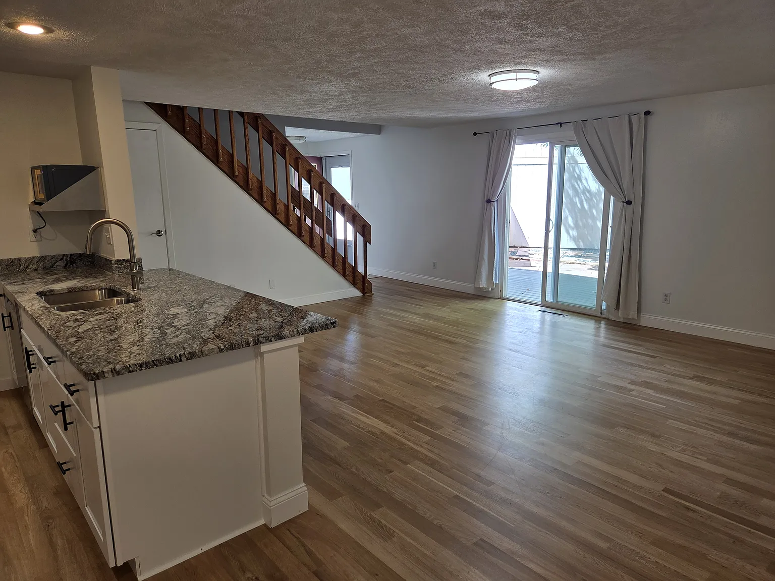 3 bed, 2.5 bath, 1464 sqft, $2,800 — Photo 3