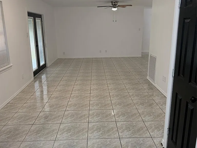 843 Regal St — Photo 7
