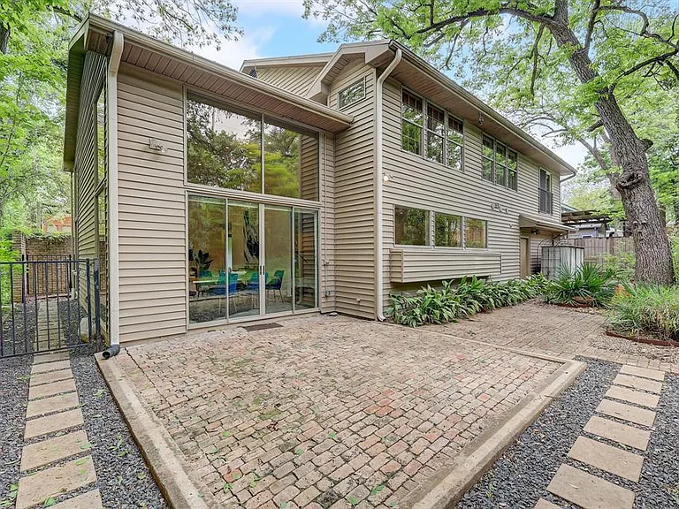 805 Leonard St — Photo 22