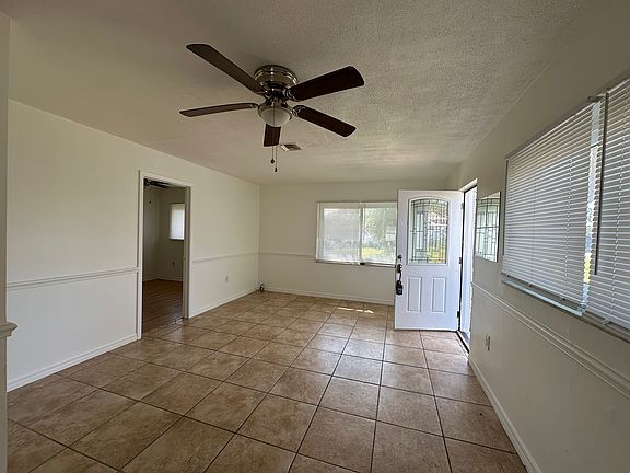 3rd image of 821 Courtington Ln #1