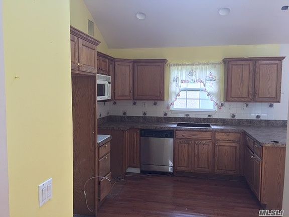 5th image of 182 E 10th St