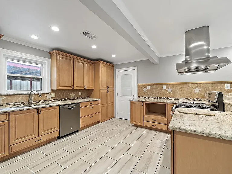 118 Tamarind St — Photo 6