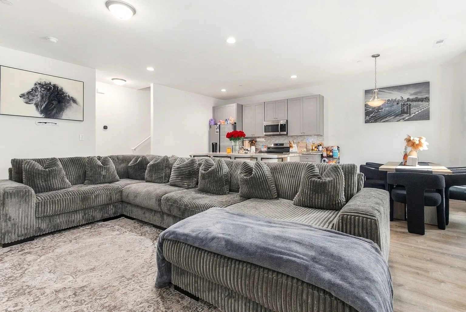 3 bed, 2.5 bath, 1966 sqft, $2,500 — Photo 3
