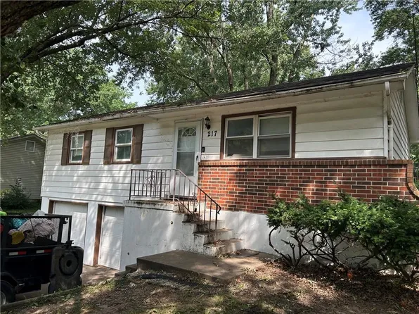 217 SE Westminister Rd, Blue Springs, MO 64014