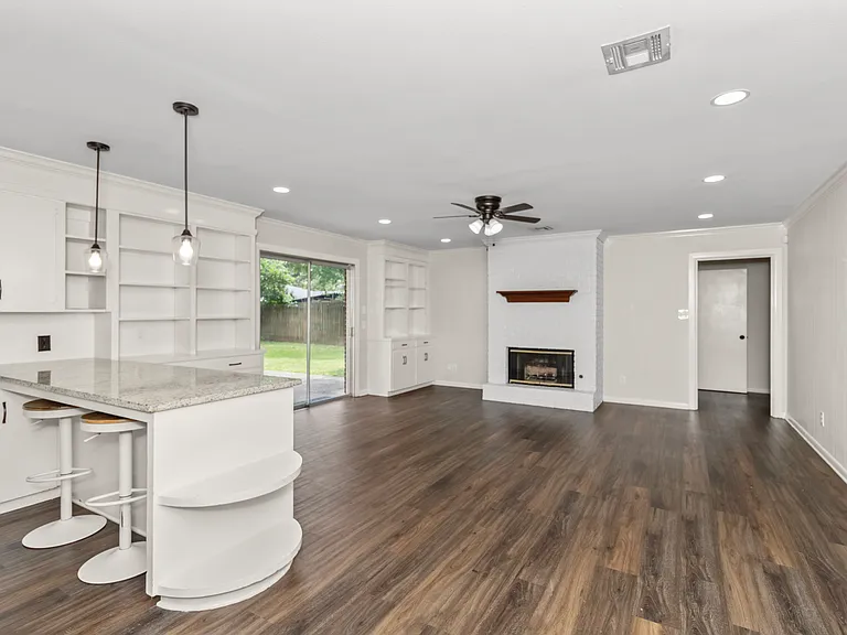 2051 Lovers Ln — Photo 3