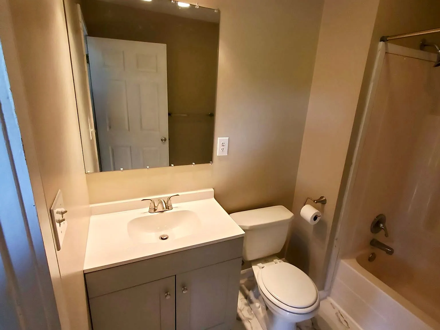 2 bed, 1.0 bath, 850 sqft, $950 — Photo 1