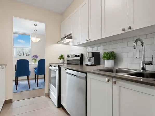 The Lamplighter, 40 The Driveway, Ottawa, ON K2P 2C9